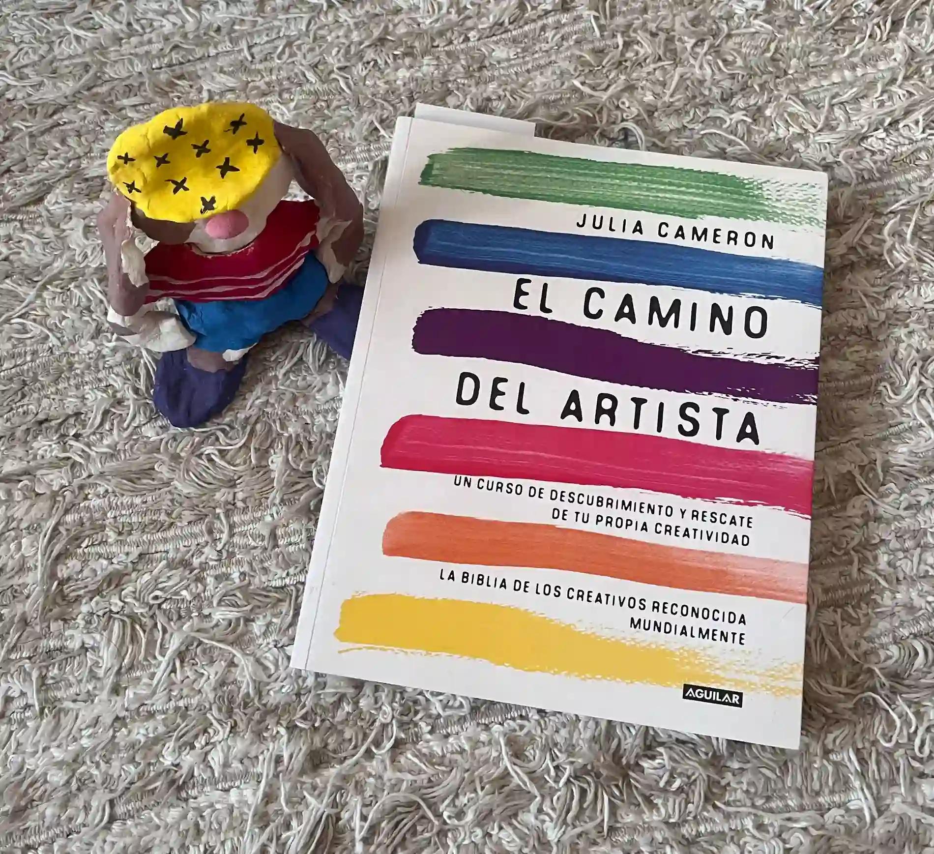 Mi edición de El camino del artista, de Julia Cameron, custodiada por Coraje, mi perrito de arcilla
